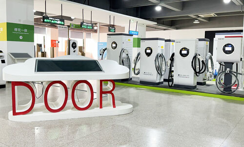 Berita perusahaan terbaru tentang Analisis Mendalam: Pengembalian Investasi (ROI) untuk Penerapan Sistem Penyimpanan Energi Baterai dan Stasiun Pengisian EV Bergerak